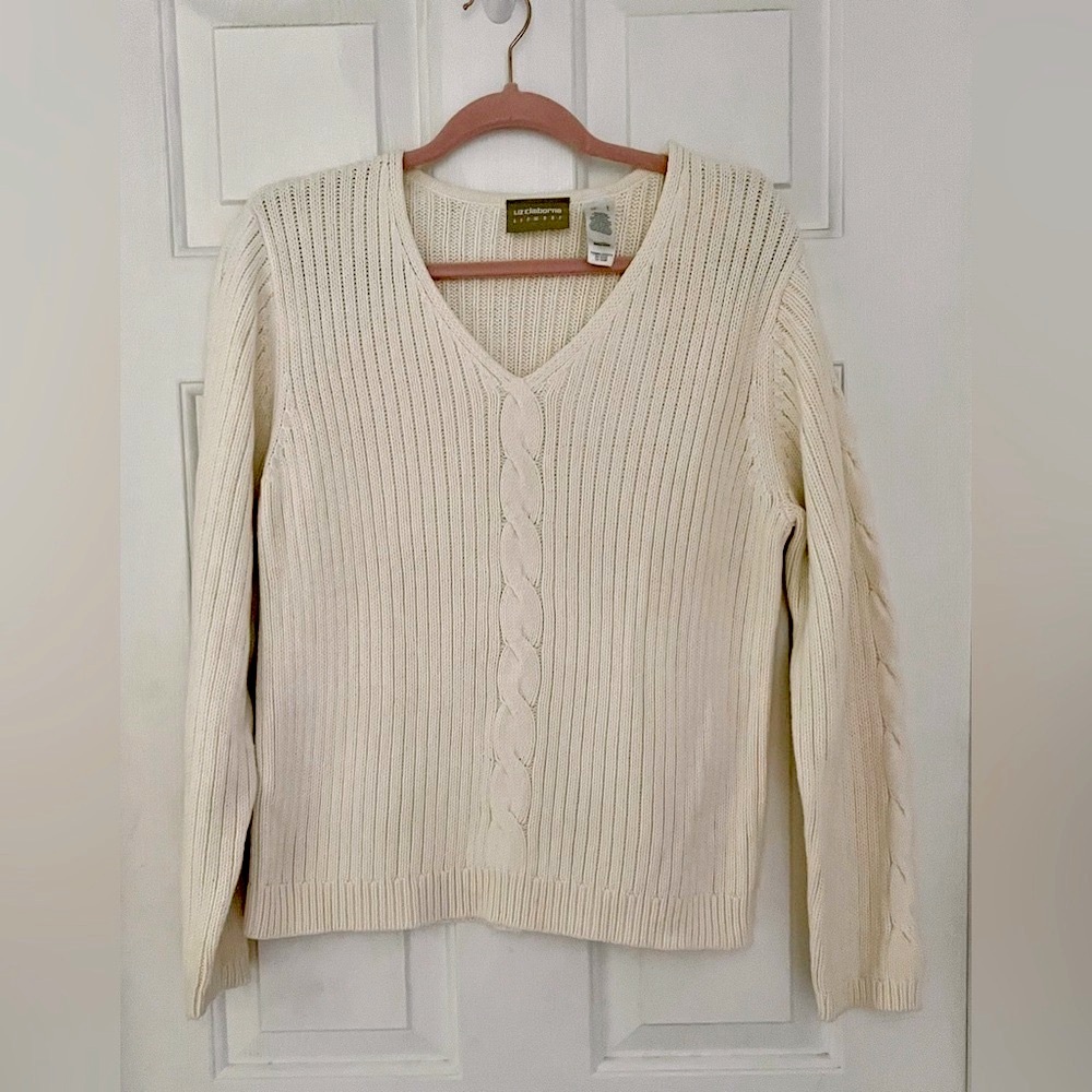 Liz Claiborne v-neck long sleeve sweater in size Large.